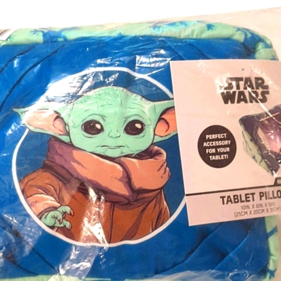 The Mandalorian Star Wars *Baby Yoda* Grogu Tablet Cuddly Pillow NEW WITH TAGS - Picture 9 of 11